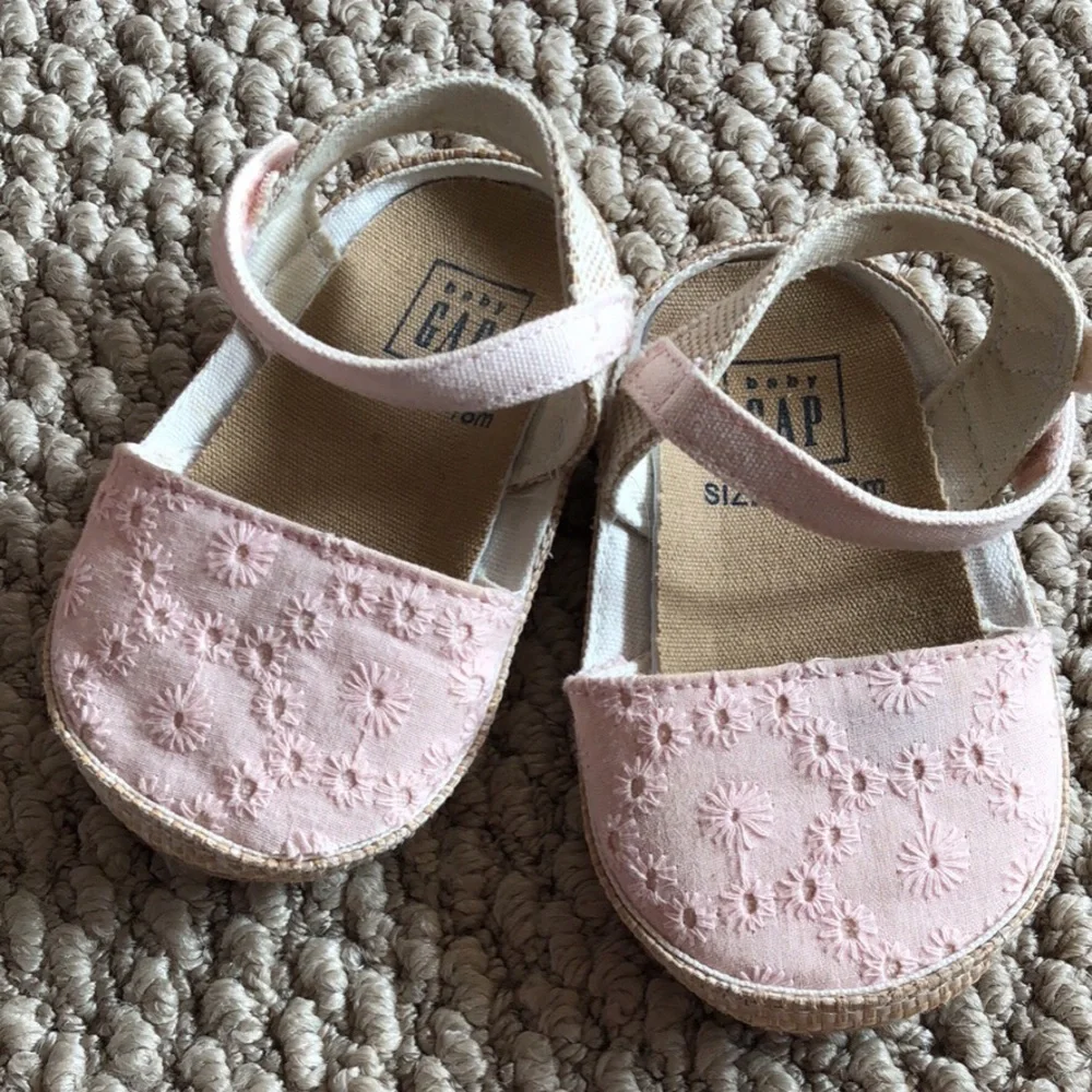Baby Gap 12-18 mo soft soled pink eyelet shoes